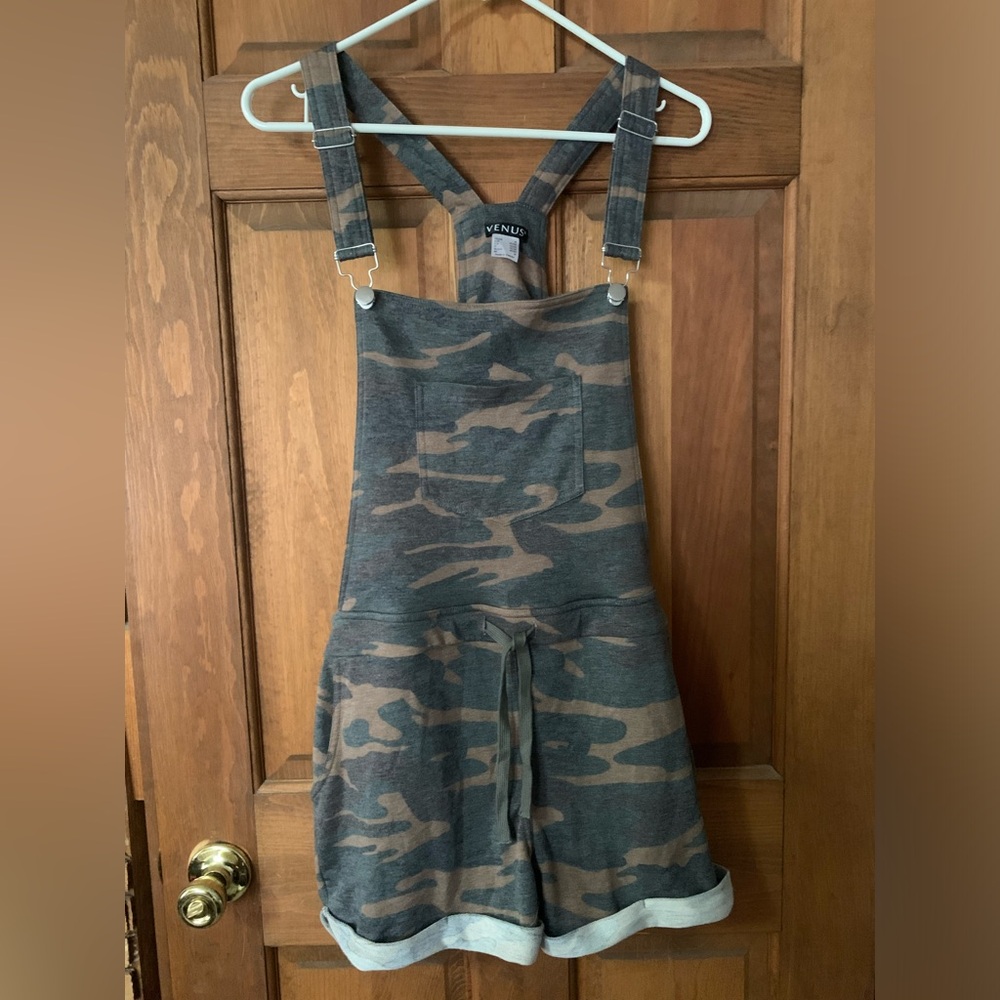 Venus Camo short bibs! Super comfy! Size M